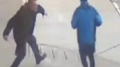 Önüne geleni bıçakladı !