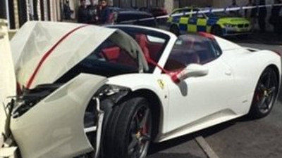 Kiralık Ferrari'yi hurdaya çevirdi !