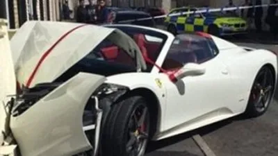 Kiralık Ferrari'yi hurdaya çevirdi !