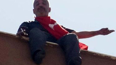 Türk bayrağıyla 12. kattan atlayacaktı ki...