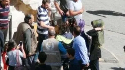 Liseliler cadde ortasında kavga etti !