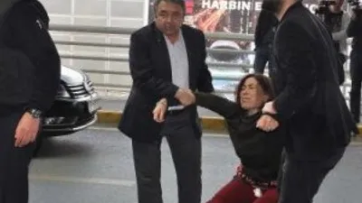 Uçaktan indirildi sinir krizi geçirdi !