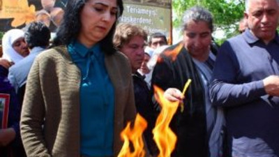 Yüksekdağ heykelin önünde mum yaktı !