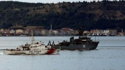 Rus askeri gemisi Çanakkale'den geçti