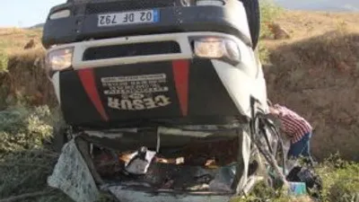 Minibüs devrildi: Ölü ve yaralılar var