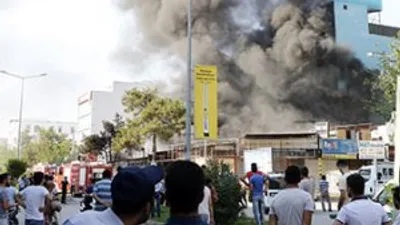 Antalya'da büyük yangın ! 10 işyeri kül oldu