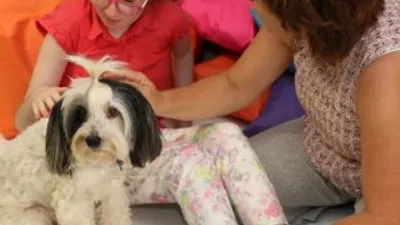 Engelli çocuklara köpekle terapi