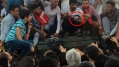 Askeri linçten polis kurtardı !