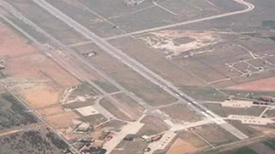 F-16'lar kalkmasın diye piste yatmışlar !