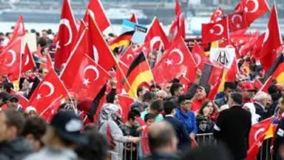 TÜRKLER ALMANYA'DA DEMOKRASİ MİTİNGİ'NDE
