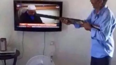 Televizyonda Fethullah Gülen'i görünce ateş etti