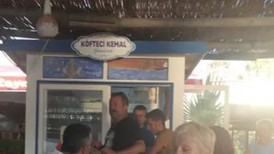 Ünlü oyuncu köfte ekmek kuyruğunda