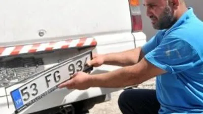 Vatandaş o plakaları sökmeye başladı