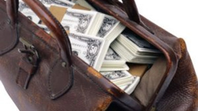 Hava üssü yakınında dolar dolu çanta bulundu
