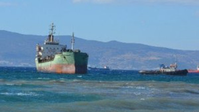 İzmir'de tanker karaya oturdu