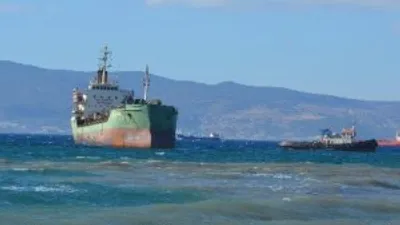 İzmir'de tanker karaya oturdu