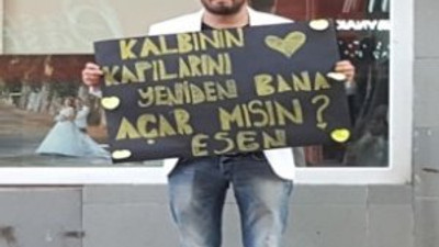 Saatlerce kapının önünde eşinden af diledi