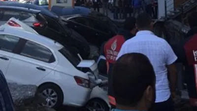Merter'de çöken yol 5 otomobili yuttu