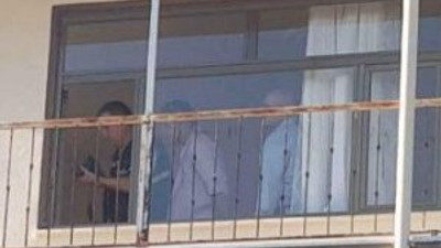 Yastığın altındaki tabanca ateş aldı !