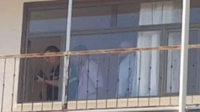 Yastığın altındaki tabanca ateş aldı !