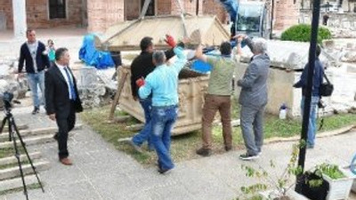 Lahdin bir tonluk kapağı vinçle açıldı