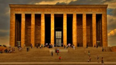 Anıtkabir’e şimdi de halı saha yaptılar