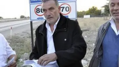 Trafik cezası yüzünden yolcuları indirdi !