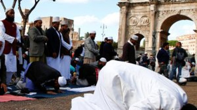 Kolezyum’un önünde protesto namazı