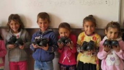 Öğrencileri için giyecek topluyor