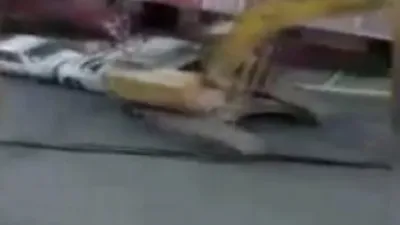 Kepçe 15 araca çarptıktan sonra durdu