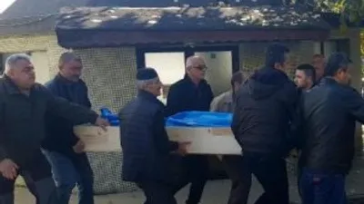 Eşini yakmak isterken ölen mühendis toprağa verildi