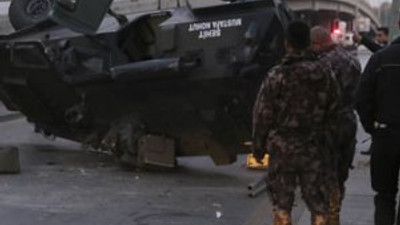 Ankara'da zırhlı polis aracı üst geçitten düştü !
