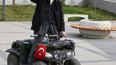 107 yaşında ATV kullanıyor