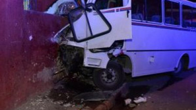 İşçileri taşıyan minibüs eve çarptı: 3 ölü, 8 yaralı