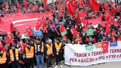 Brüksel'de 'Teröre Lanet Demokrasiye Davet' gösterisi