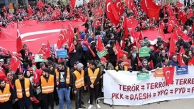 Brüksel'de 'Teröre Lanet Demokrasiye Davet' gösterisi