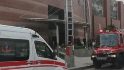 Üsküdar'da AVM'de çıkan yangın paniğe yol açtı