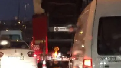 TIR üst geçide takıldı trafik kilitlendi
