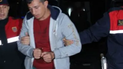 Babasının boğazını keserek öldürdü
