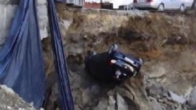 Maltepe'de istinat duvarı çöktü