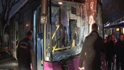 İETT otobüsü trafik tabelasına çarptı