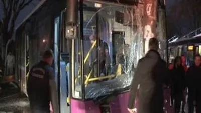 İETT otobüsü trafik tabelasına çarptı
