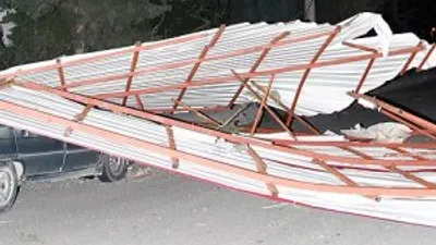 Şiddetli rüzgar o ilde çatı bırakmadı