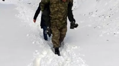 Kalp hastasını karda sırtında taşıdı
