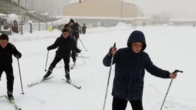 Futbol sahası kayak pistine dönüştürüldü