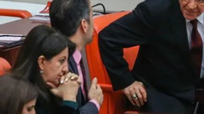 Bahçeli'den HDP sıralarına selam