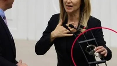 Meclis kürsüsüne kendini kelepçeledi