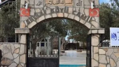 Camide, tapınağın taşları kullanılmış