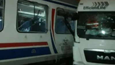 Yolcu treni TIR'a çarptı: Ölü ve yaralılar var