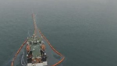 Batan gemi sızdırıyor! Etrafı bariyerlerle çevrildi
